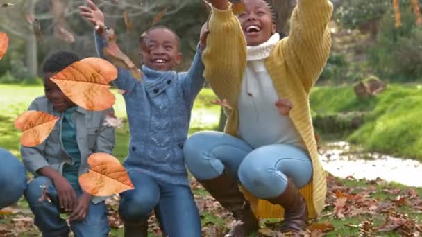 秋のアニメーションは秋の公園で幸せなアフリカ系アメリカ人の家族の上に残します 秋には家族や共同体の概念がデジタルで生成され — ストック動画