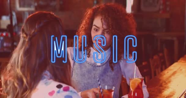 Animatie Van Blauwe Muziek Neon Tekst Diverse Vrienden Drinken Praten — Stockvideo