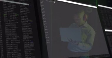 Bilgisayar sunucuları tarafından Afrika kökenli Amerikalı erkek üzerinde veri işleme animasyonu. Küresel veri işleme, sunucular ve bulut hesaplama kavramı dijital olarak oluşturulmuş video.