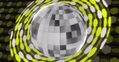 Gümüş ve sarı parlak disklerin üzerinde dönen disko ayna topu animasyonu. Parti ve kutlama konsepti dijital olarak oluşturuldu.