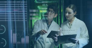 Bilgisayar sunucuları tarafından geliştirilen çeşitli veri işlemlerinin animasyonu. Küresel veri işleme, sunucular ve bulut hesaplama kavramı dijital olarak oluşturulmuş video.