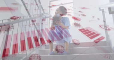 Akıllı telefon kullanan Afro-Amerikan doktor üzerinden finansal verilerin ve virüs hücrelerinin animasyonu. Koronavirüs covid 19 salgını sırasında dijital olarak üretilen video.