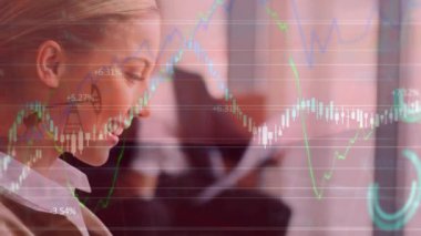 Kameraya bakan Kafkasyalı iş kadını üzerinden finansal verilerin ve grafiklerin animasyonu. business, mali, ekonomi, teknoloji ve dijital arayüz dijital olarak oluşturulmuş video.