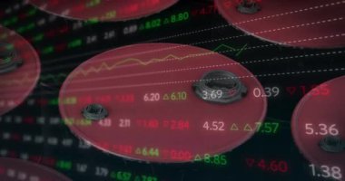 Siyah arka planda kırmızı varillerin üzerinde finansal veri işleme animasyonu. Küresel finans, iş ve petrol krizi kavramı dijital olarak üretilen video.