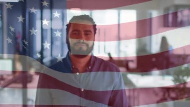 Amerika Birleşik Devletleri bayrağının Afro-Amerikan gülümsemesi üzerine canlandırılması. Amerikan tarihi ve bağımsızlık kavramı dijital olarak üretilen video.