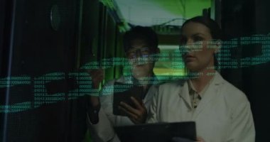 Zincir ve veri işleme animasyonları çeşitli bilgisayar sunucuları tarafından mühendisler üzerinde işleniyor. Küresel veri işleme, sunucular ve bulut hesaplama kavramı dijital olarak oluşturulmuş video.