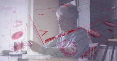 Grafiklerin ve virüs hücrelerinin evde akıllı telefon kullanan üzgün, melez yaşlı kadın üzerinde canlandırılması. Coronavirus covid 19 salgını sırasında son sınıf yaşam tarzı ve yalnızlık dijital olarak üretilen video..