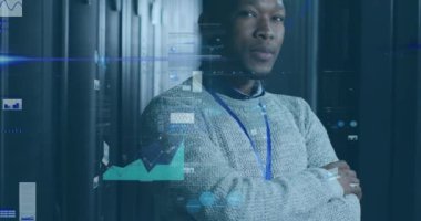 Afrika kökenli Amerikalı bir erkeğin bilgisayar sunucusuyla istatistik ve veri işleme animasyonu. Küresel veri işleme, sunucular ve bulut hesaplama kavramı dijital olarak oluşturulmuş video.