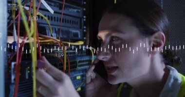 Beyaz kadın üzerinde bilgisayar sunucuları tarafından veri işleme animasyonu. Küresel veri işleme, sunucular ve bulut hesaplama kavramı dijital olarak oluşturulmuş video.