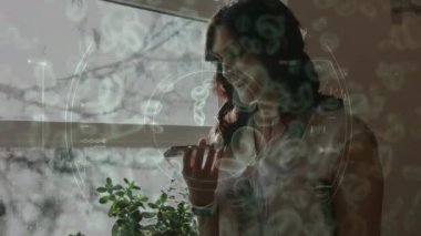 Akıllı telefon kullanan beyaz kadın üzerinde mikrop ve virüs hücrelerinin animasyonu. küresel covid 19 salgın, sağlık ve kendini izolasyon kavramı dijital olarak oluşturulmuş video.