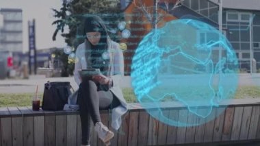 Dışarda tablet kullanan melez kadınların üzerinde duygu simgelerinin, verilerin ve kürenin animasyonu. küresel sosyal medya, bağlantılar ve veri işleme konsepti dijital olarak oluşturulmuş video.