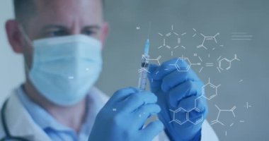 Kafkas erkek doktor üzerinde şırınga ve yüz maskesi olan kimyasal yapıların canlandırılması. Küresel covid 19 salgın, ilaç, veri işleme ve dijital olarak üretilen bilim konsepti.