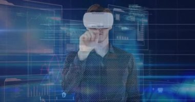 Çeşitli verilerle dokunmatik ekran kullanarak beyaz iş adamının VR kulaklık takması. iş, veri işleme ve teknoloji konsepti dijital olarak oluşturulmuş video.