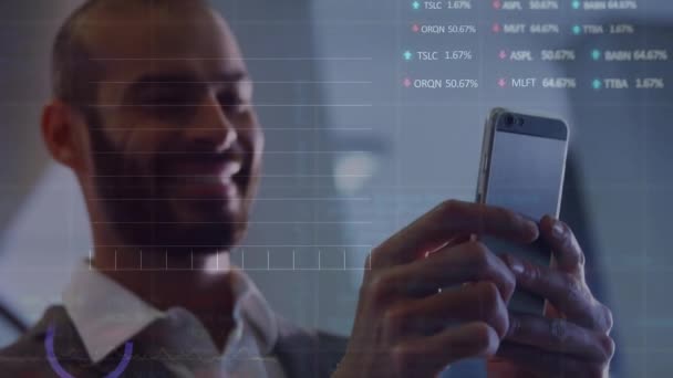 Animação Dados Financeiros Gráficos Sobre Empresário Biracial Feliz Usando Smartphone — Vídeo de Stock