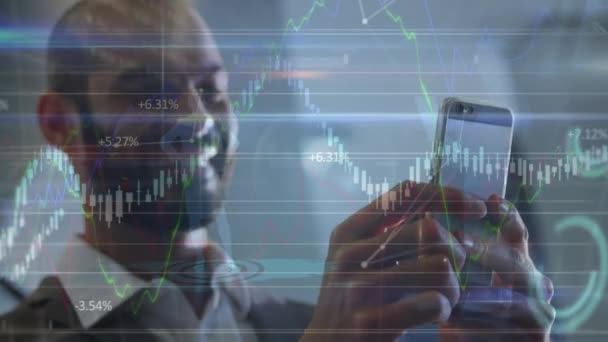 Animação Dados Financeiros Gráficos Sobre Empresário Biracial Feliz Usando Smartphone — Vídeo de Stock
