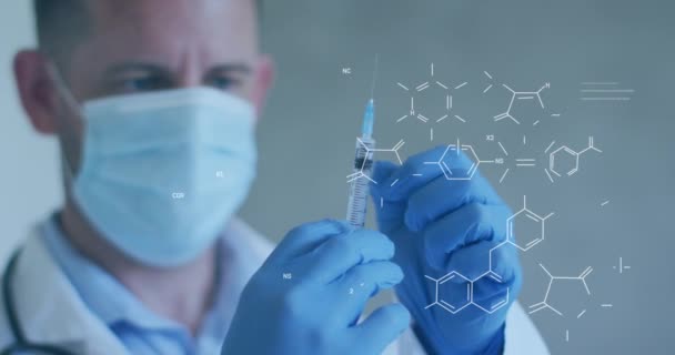 用注射器和面罩对高加索男医生的化学结构进行动画 全球联盟19大流行病 数据处理和科学概念 — 图库视频影像