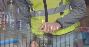 Depoda çalışan beyaz adam hakkında istatistik ve veri işleme animasyonu. küresel nakliye, iş ve veri işleme kavramı dijital olarak oluşturulmuş video.