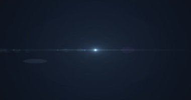 Koyu mavi arka planda parlayan mavi ışığın animasyonu. ışık ve hareket kavramı dijital olarak oluşturulmuş video.