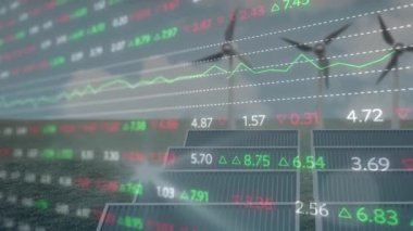 Güneş panelleri üzerinden yeşil çimenler ve mavi gökyüzüne karşı yel değirmeni üzerinde finansal veriler işleniyor. Küresel finans ve yenilenebilir enerji teknolojisi kavramı
