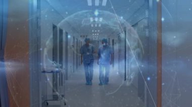 İki farklı doktor üzerinde dijital veri arayüzü animasyonu. küresel tıp, teknoloji, veri işleme ve dijital arayüz kavramı dijital olarak oluşturulmuş video.