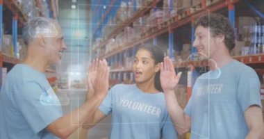 Bulutların ve çeşitli gönüllülerin depoda beşlik çakması üzerine veri işleme animasyonu. global sevkiyat, bulut hesaplama, iş ve veri işleme kavramı dijital olarak oluşturulmuş video.