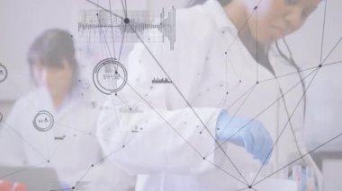 Afro-Amerikan kadın laboratuvar çalışanı üzerinden bağlantı ağının animasyonu. tıp, bilim ve teknoloji konsepti dijital olarak üretilen video.