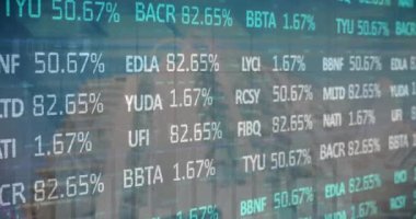 Borsa veri işleme bileşik video arka plandaki yüksek binalar karşı. küresel finans ve ekonomi kavramı