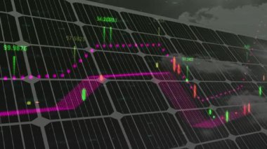 Mavi gökyüzüne karşı güneş panelleri üzerinden finansal veriler işleniyor. Küresel finans ve yenilenebilir enerji teknolojisi kavramı