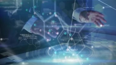 Kadın işportacı üzerinde bilimsel veri işleme animasyonu. küresel bilim, bağlantılar, veri işleme ve dijital arayüz kavramı dijital olarak oluşturulmuş video.