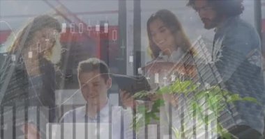 Finansal grafiklerin, verilerin ve şehir manzarasının animasyonu ofiste konuşan çeşitli iş adamlarının üzerinde. küresel iş, finans, ekonomi ve teknoloji konsepti dijital olarak oluşturulmuş video.