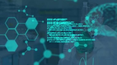 Kafkas erkek bilim adamının laboratuvarda bilimsel veri işleme animasyonu. küresel bilim, bağlantılar, veri işleme ve dijital arayüz kavramı dijital olarak oluşturulmuş video.