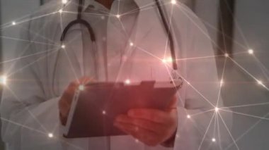 Kafkas erkek doktor üzerinden bağlantı ağının animasyonu. tıp, sağlık, bilim, bağlantılar ve teknoloji konsepti dijital olarak oluşturulmuş video.