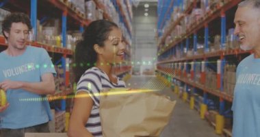 Depodaki çeşitli gönüllülerle ilgili istatistik ve finansal veri işleme animasyonları. küresel nakliye, iş ve veri işleme kavramı dijital olarak oluşturulmuş video.