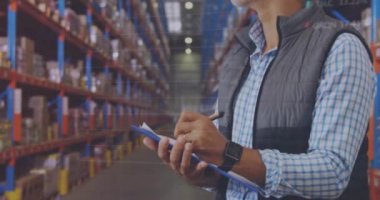 Depoda çalışan beyaz adam hakkında istatistik ve veri işleme animasyonu. küresel nakliye, iş ve veri işleme kavramı dijital olarak oluşturulmuş video.