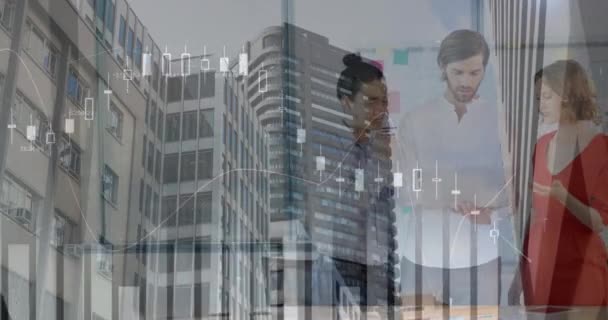 Finansal Grafiklerin Verilerin Şehir Manzarasının Animasyonu Ofiste Konuşan Çeşitli Adamlarının — Stok video