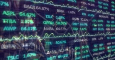 Arka plandaki gece şehir trafiğine karşı borsa veri işleme bileşik videosu. küresel finans ve ekonomi kavramı