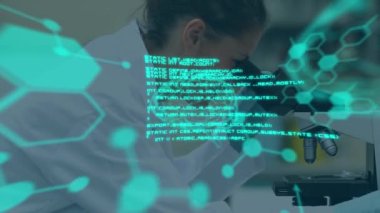 Kafkas kadın bilim adamının laboratuvarda bilimsel veri işleme animasyonu. küresel bilim, bağlantılar, veri işleme ve dijital arayüz kavramı dijital olarak oluşturulmuş video.