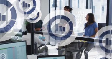 Tablet kullanan farklı iş adamlarının simgeleriyle bağlantı ağının animasyonu. Dijital olarak oluşturulmuş küresel bağlantılar, ağlar ve veri işleme kavramı.