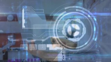 Asyalı kadın laboratuvar çalışanı üzerinde veri işleme animasyonu. tıp, bilim ve teknoloji konsepti dijital olarak üretilen video.