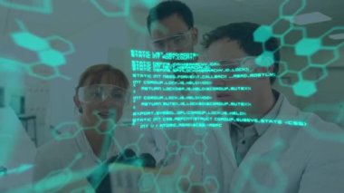 Laboratuvardaki çeşitli bilim adamları grubu üzerinde bilimsel veri işleme animasyonu. küresel bilim, bağlantılar, veri işleme ve dijital arayüz kavramı dijital olarak oluşturulmuş video.