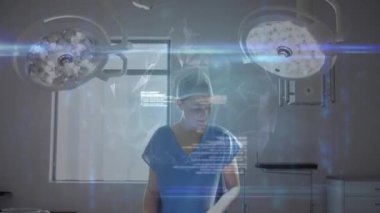 Kafkas kadın doktor üzerinde dijital veri arayüzü animasyonu. küresel tıp, teknoloji, veri işleme ve dijital arayüz kavramı dijital olarak oluşturulmuş video.