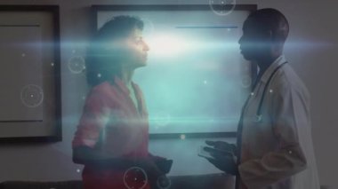 Çeşitli kadın ve erkek sağlıkçılar arasında bağlantı ağının animasyonu. tıp, sağlık, bilim, bağlantılar ve teknoloji konsepti dijital olarak oluşturulmuş video.