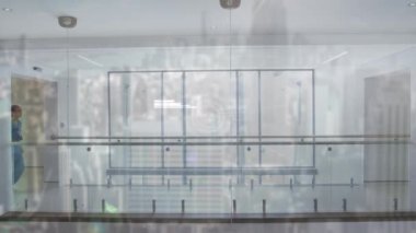 İki farklı doktor üzerinde dijital veri arayüzü animasyonu. küresel tıp, teknoloji, veri işleme ve dijital arayüz kavramı dijital olarak oluşturulmuş video.