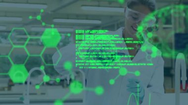 Laboratuvardaki beyaz kadın bilim adamı üzerinde bilimsel veri işleme animasyonu. küresel bilim, bağlantılar, veri işleme ve dijital arayüz kavramı dijital olarak oluşturulmuş video.