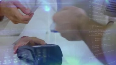 Ödeme terminalini kullanan beyaz kadın ve erkeğin ellerinde veri işleme animasyonu. iş, finans, ödemeler ve teknoloji konsepti dijital olarak oluşturulmuş video.