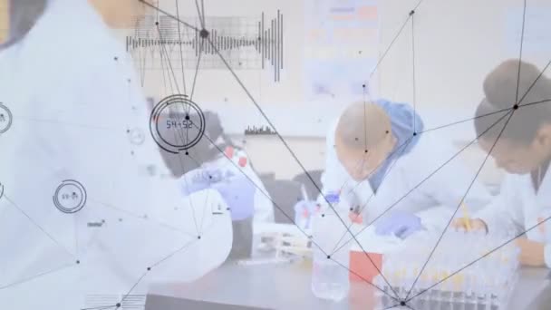 アジアの女性研究員とサンプルとの接続のネットワークのアニメーション 医学科学技術の概念をデジタルで生成し — ストック動画