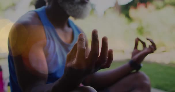 星相星座黄道带轮的动画胜过资深的非洲裔美国人练习瑜伽 星象和瑜珈冥想概念数字生成的视频 — 图库视频影像