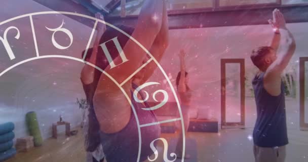Animación Horóscopo Rueda Zodiacal Sobre Diversas Personas Que Practican Yoga — Vídeos de Stock