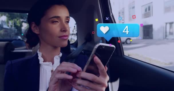 Pęcherzyki Mowy Rosnącą Liczbą Przeciwko Białej Kobiecie Używającej Smartfona Samochodzie — Wideo stockowe