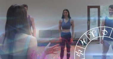 Yoga yapan farklı insanların yıldız falı çarkının animasyonu. Yıldız işaretleri, yıldız falı ve yoga meditasyon konsepti dijital olarak oluşturulmuş video.